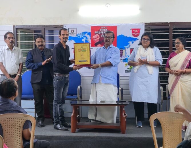 Biju Simon accepting the award from the former minister