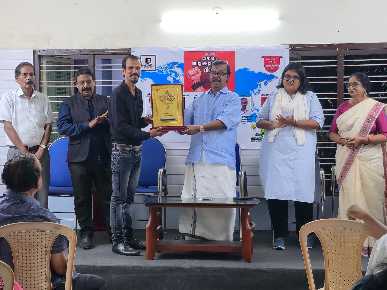 Biju Simon accepting the award from the former minister